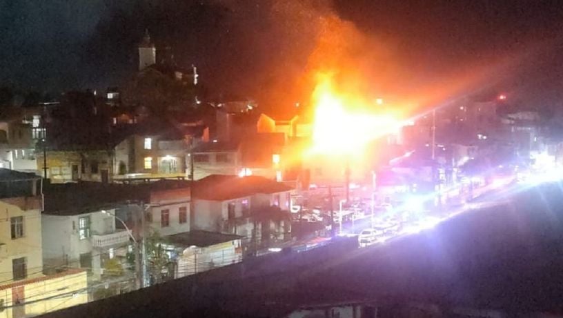 Imagem - Casarão pega fogo no Santo Antônio Além do Carmo