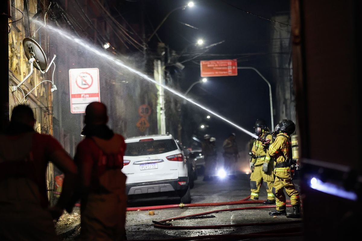 Bombeiros atuam em incêndio no Carmo