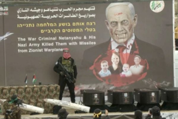 Caixões à frente de imagem que mostra Netanyahu como vampiro