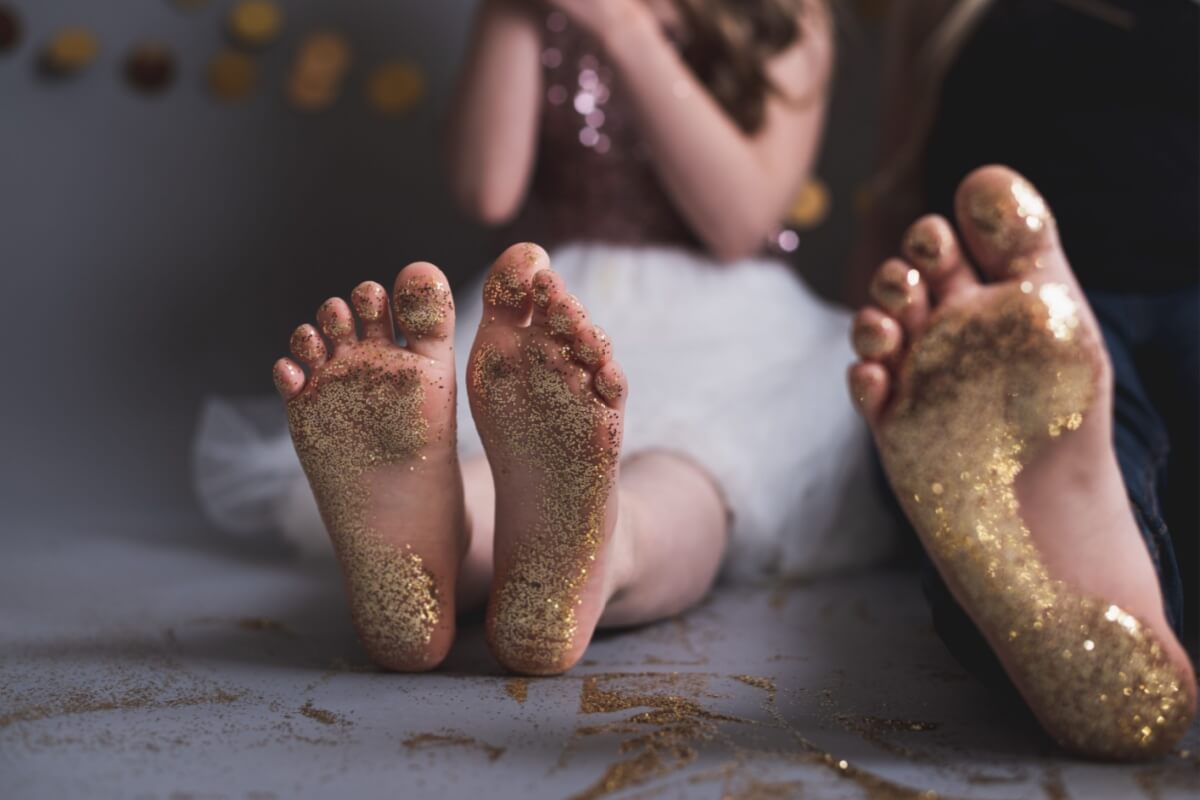 Cuidados simples evitam desconfortos e lesões nos pés durante o Carnaval (Imagem: Cavan-Images | Shutterstock) 