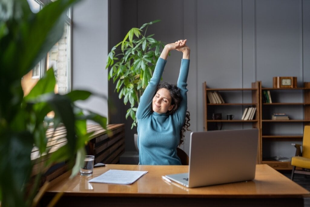 Incluir a ginástica laboral na rotina de trabalho ajuda a aliviar tensões e melhora a circulação (Imagem: DimaBerlin | Shutterstock) 