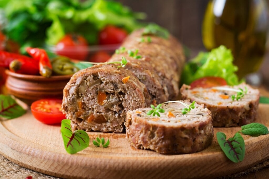 Rocambole de carne moída com cenoura (Imagem: Timolina | Shutterstock) 