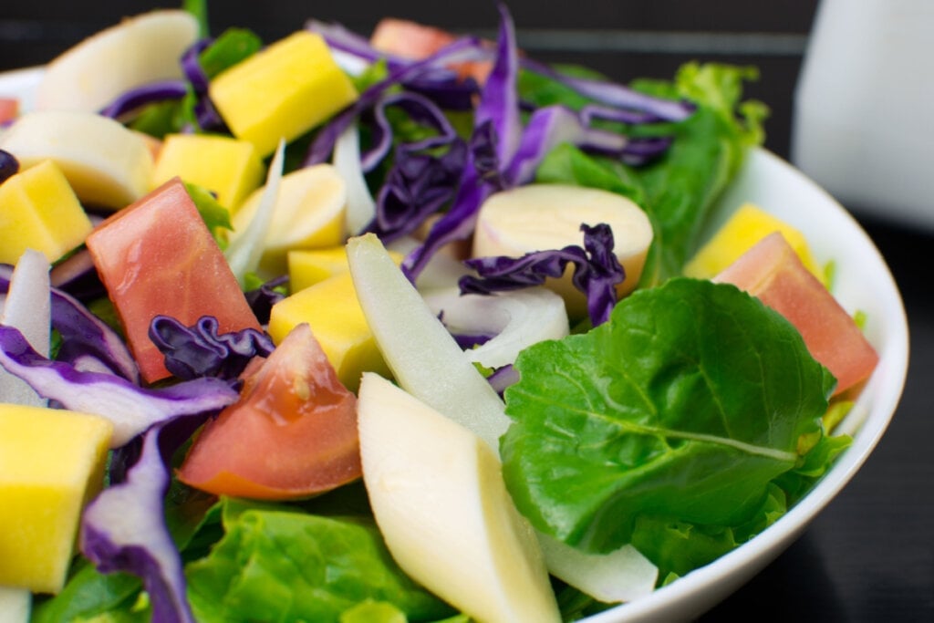 Salada termogênica de vegetais e frutas (Imagem: Jobz Fotografia | Shutterstock)