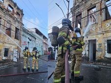 Imagem - Bombeiros fazem rescaldo para evitar volta das chamas em casarão que pegou fogo no Santo Antônio Além do Carmo