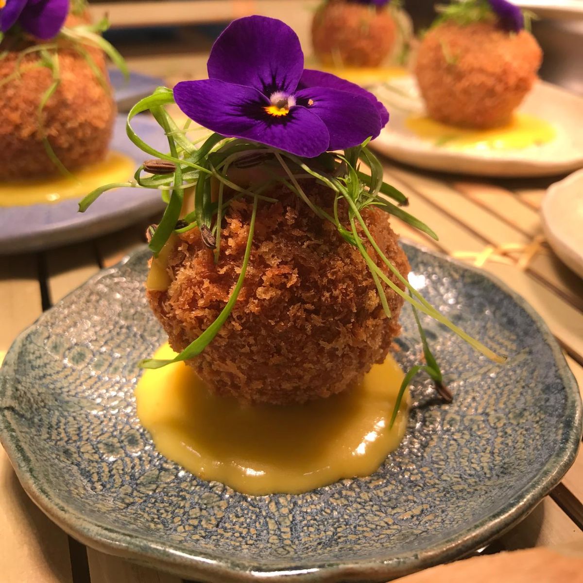 Bolinho de peixe com mousseline de mandioquinha