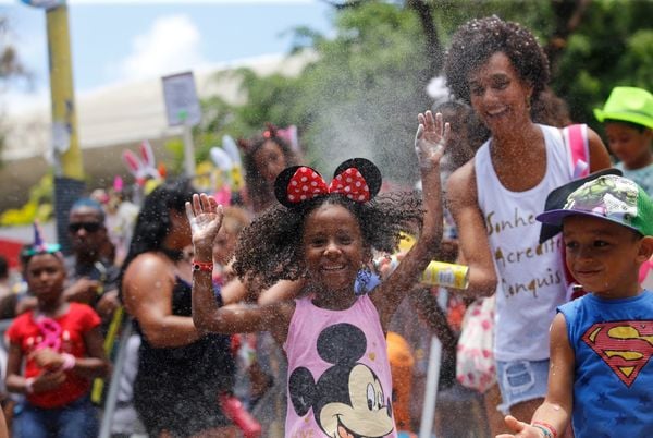 Crianças brincam Carnaval sem cordas nas ruas