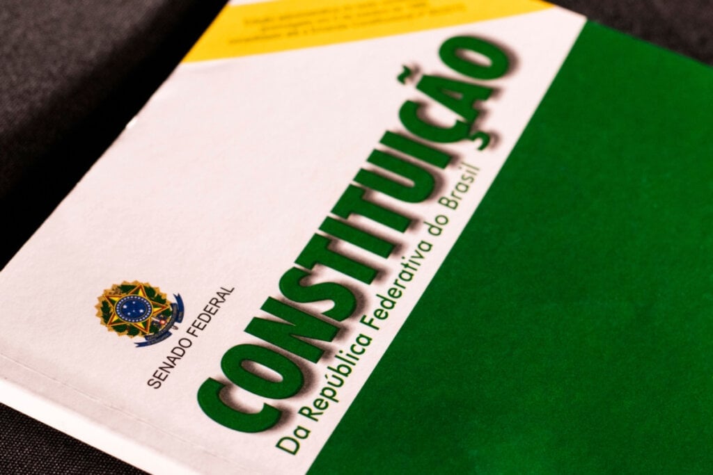 A Constituição Federal de 1988 define a organização do Estado, dispondo sobre a sua forma, seus órgãos e competências (Imagem: Appreciate | Shutterstock)