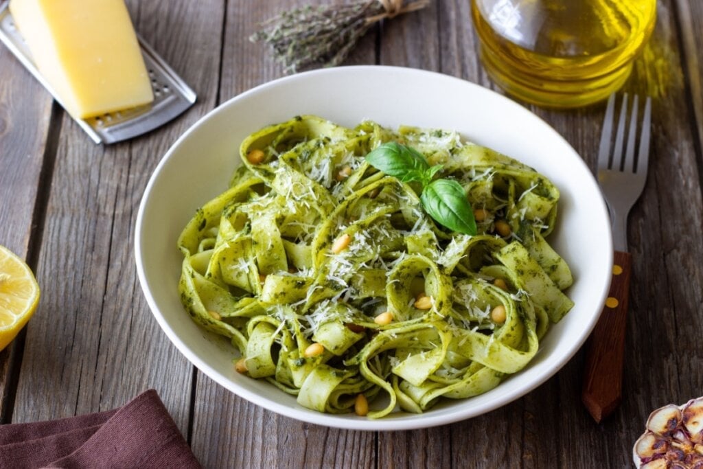 Fettuccine ao pesto com parmesão (Imagem: Vladislav Chusov | Shutterstock)