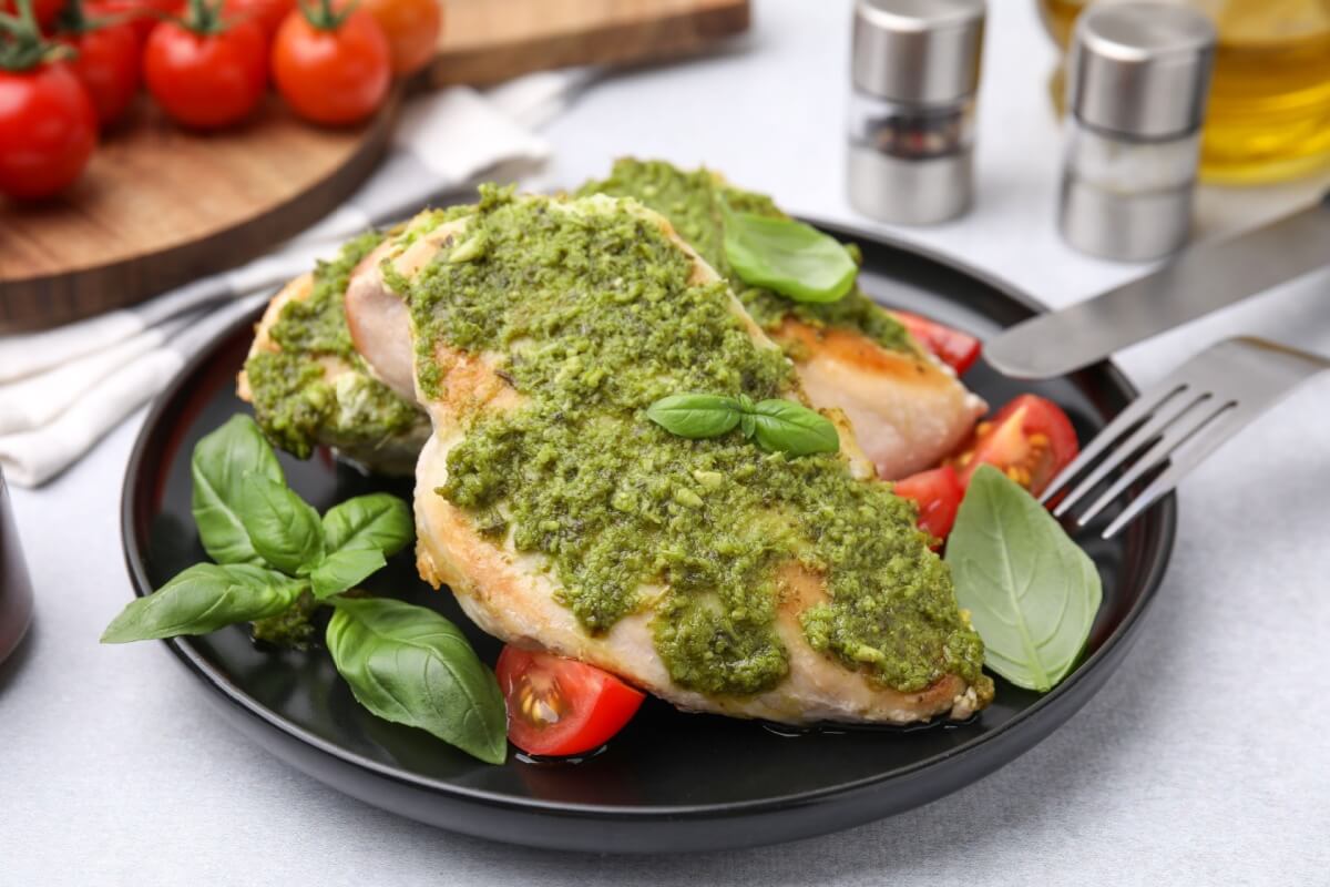 Frango ao molho pesto (Imagem: New Africa | Shutterstock)