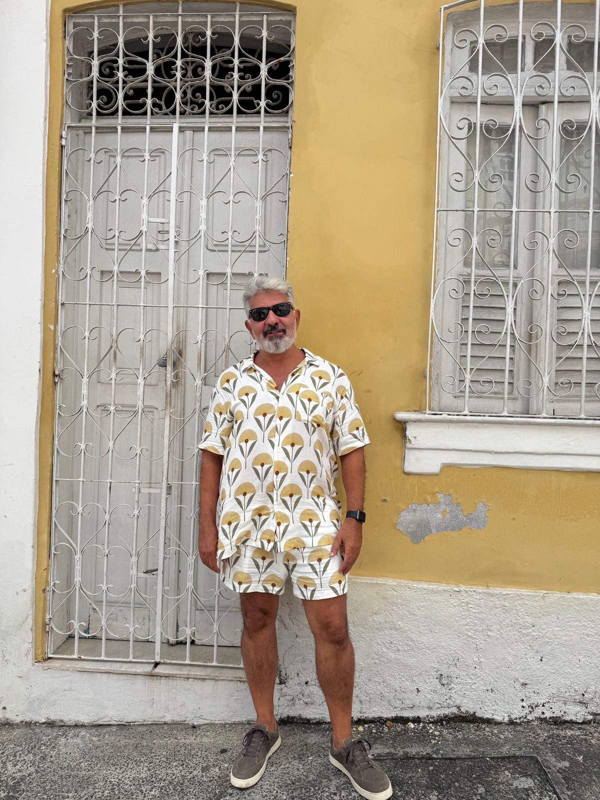 Roberto Penedo investiu em um conjuntinho tropical, que dialoga bem com as altas temperaturas