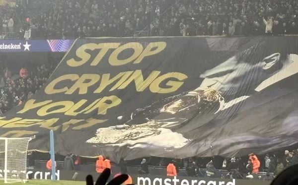 Torcida do City provocou Vini Jr com bandeirão de Rodri