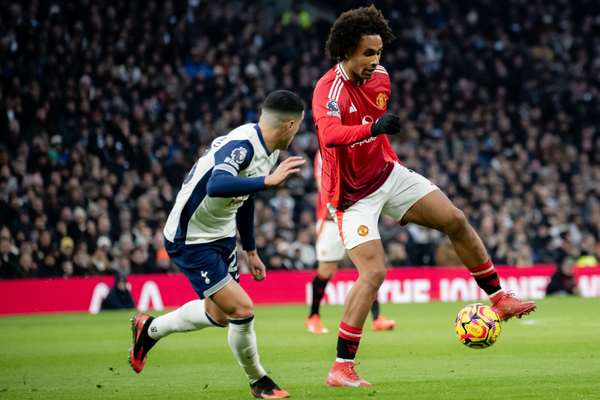 Tottenham e Manchester United voltam a campo neste sábado