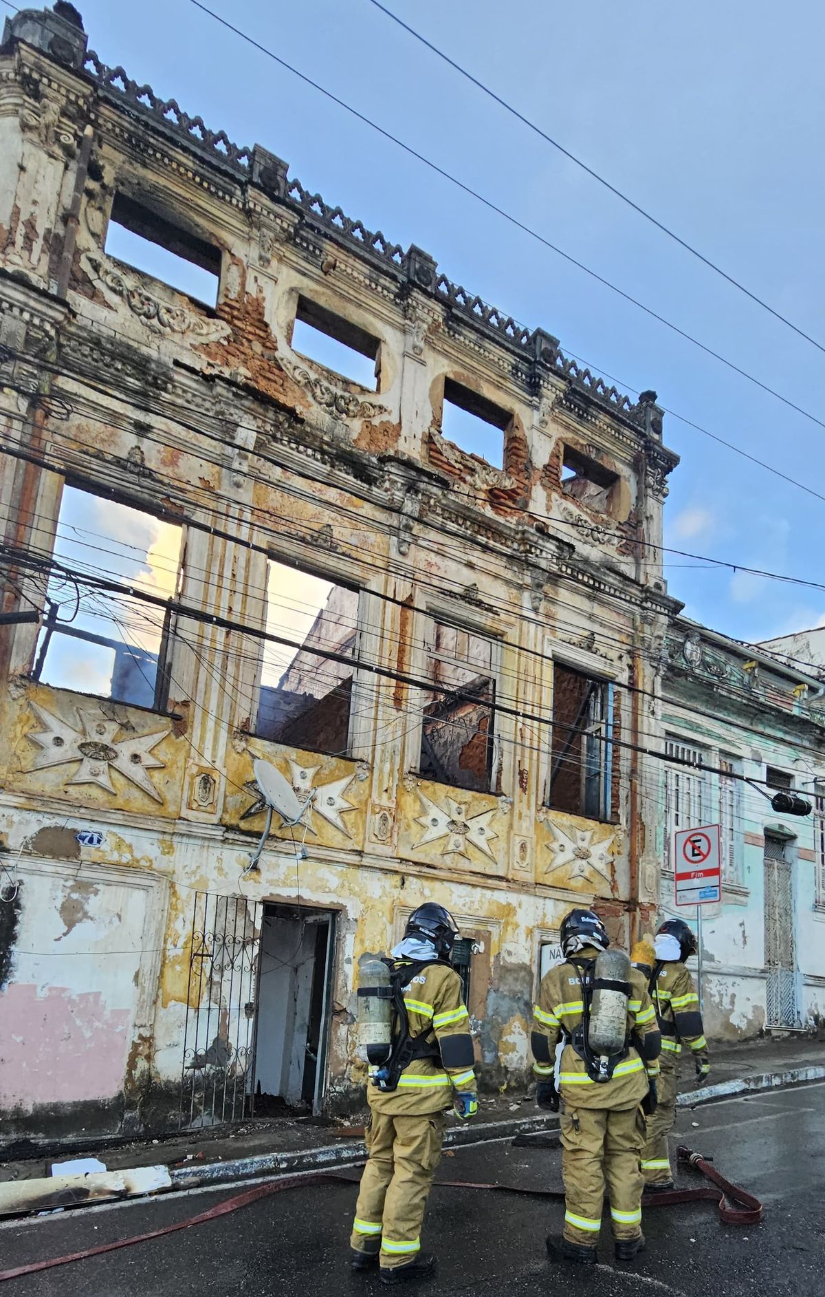 Trabalho de rescaldo em casarão da Rua dos Perdões