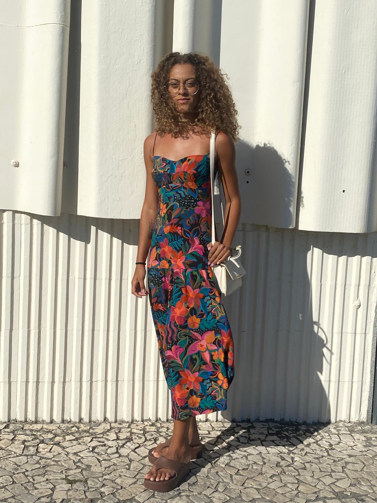 Um vestido tropical e colorido tem seu lugar garantido nos dias mais quentes da estação. A fashionista Bruna Bispo (@brubispo) não abriu mão do seu e foi flagrada pela coluna, belíssima,  passeando por Ondina