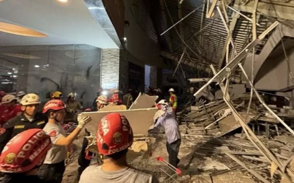 Bombeiros buscam vítimas de desabamento de teto de shopping em Trujillo, no Peru