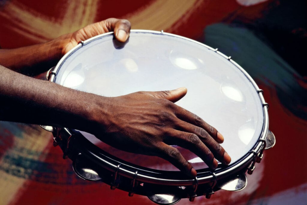 Instrumentos como o pandeiro e o tambor eram vistos como ameaças à ordem política (Imagem: lhmfoto | Shutterstock)