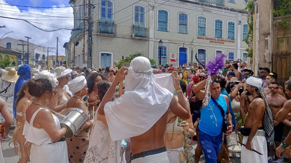 Multidão lota as ruas do Santo Antônio atrás do bloco De hoje a oito