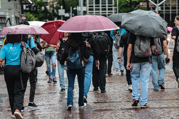 Inmet emite alerta de chuva para estados brasileiros