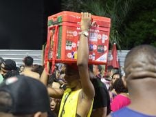 Imagem - Latinha de cerveja de até R$ 10: confira preços de bebidas no Carnaval de Salvador