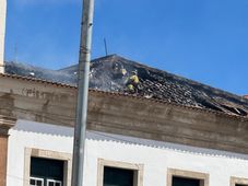 Imagem - Bombeiros continuam trabalhando na Câmara: 'Material de difícil acesso e de fácil combustão'