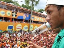 Imagem - Lembra disso? Neymar já tomou mamadeira no Carnaval de Salvador