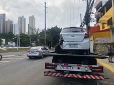 Imagem - Caminhonete bate em três carros e danifica  loja na Avenida Vasco da Gama