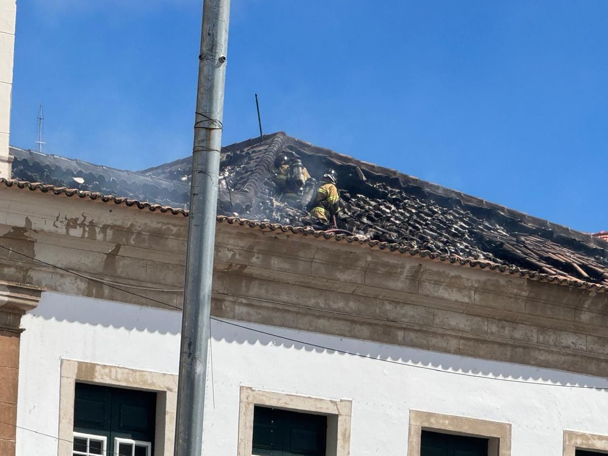 Bombeiros trabalham no teto da Câmara