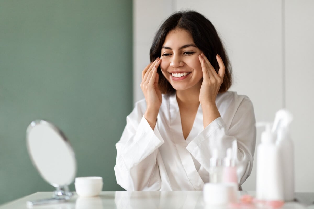 Alguns produtos ajudam a melhorar a saúde e a aparência da pele durante a noite (Imagem: Prostock-studio | Shutterstock)