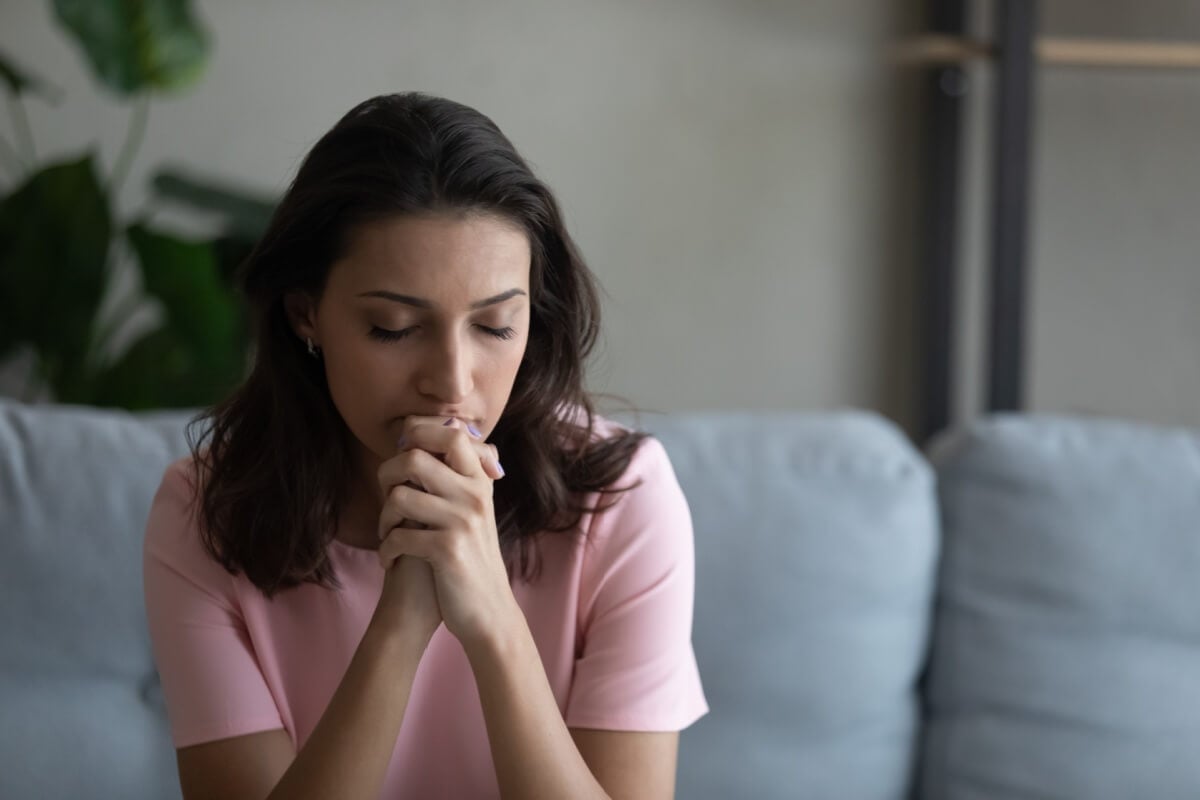 As orações são uma maneira de manter a esperança diante das dificuldades (Imagem: fizkes | Shutterstock)