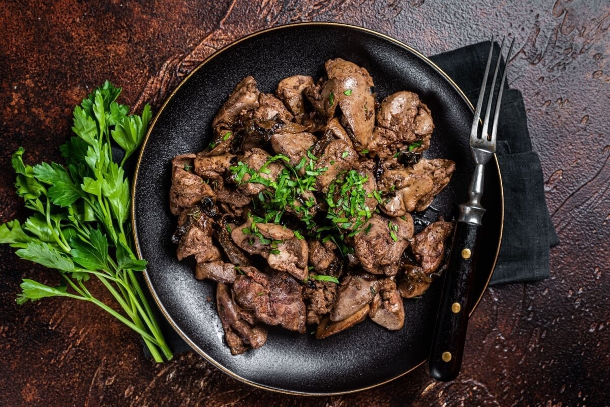 Fígado de frango refogado (Imagem: Mironov Vladimir | Shutterstock) por Imagem: Mironov Vladimir | Shutterstock