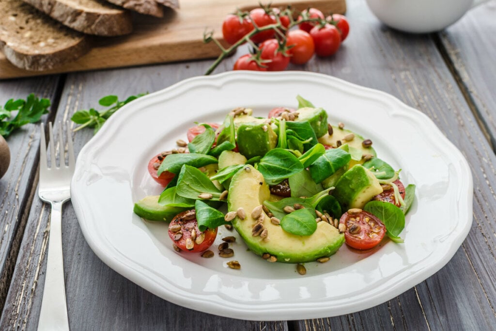 Salada de espinafre com abacate(Imagem: Stepanek Photography | Shutterstock)