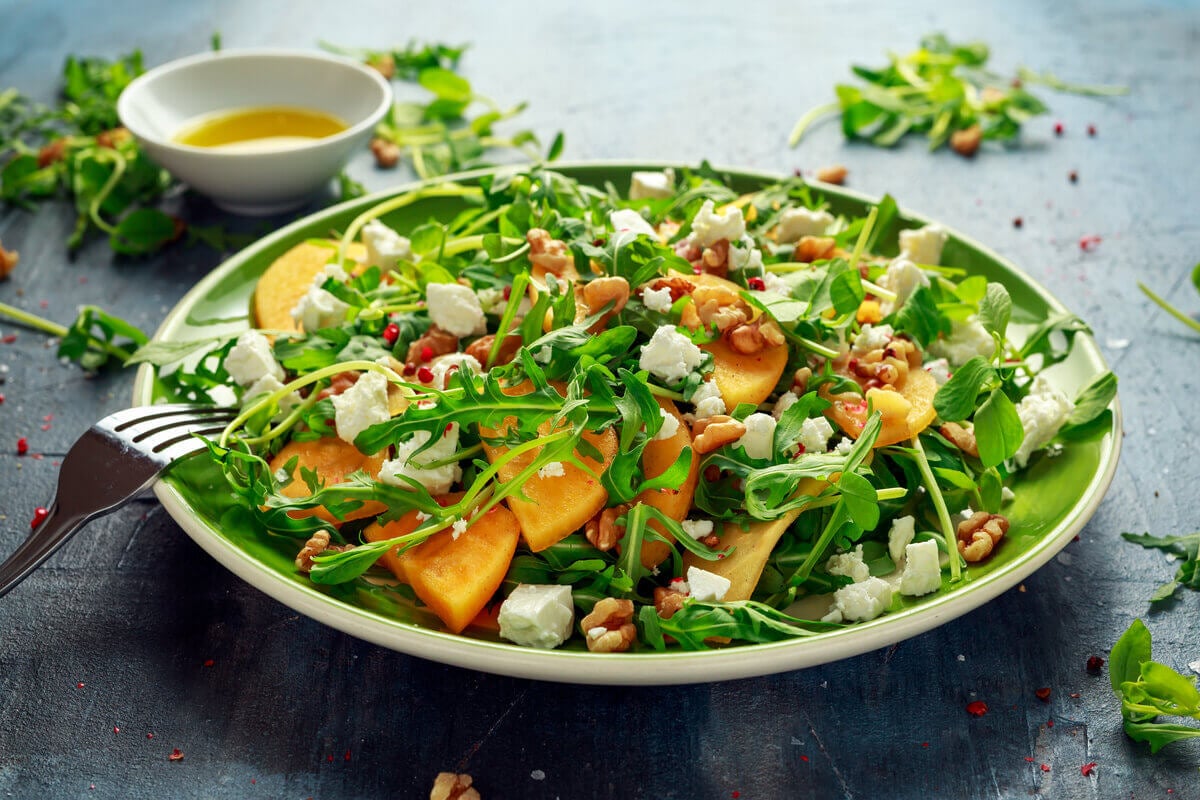 Salada de rúcula com caqui e nozes (Imagem: DronG | Shutterstock)