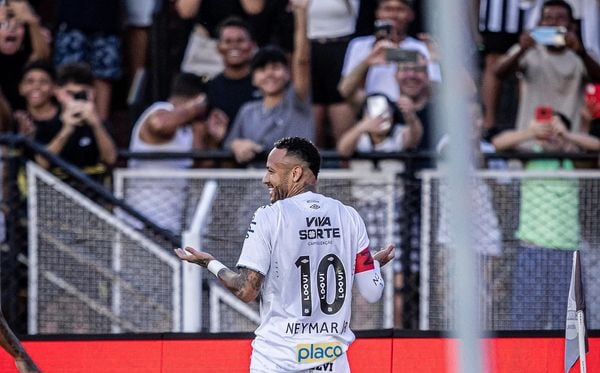 Neymar comemora após marcar golaço pelo Santos