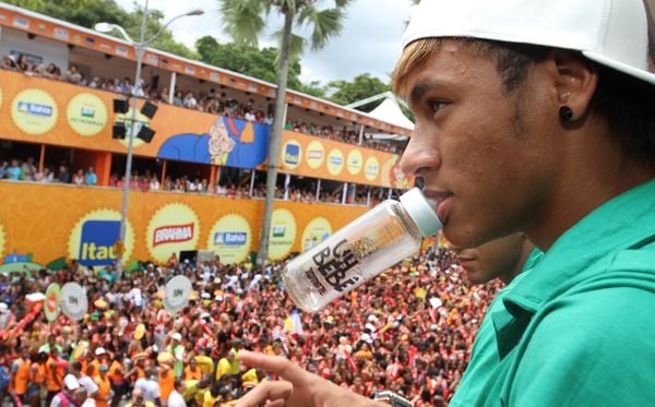 Neymar e sua mamadeira no Campo Grande