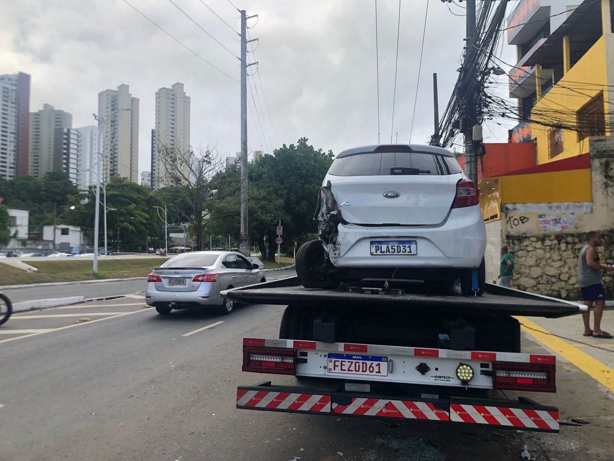 Três carros foram atingidos