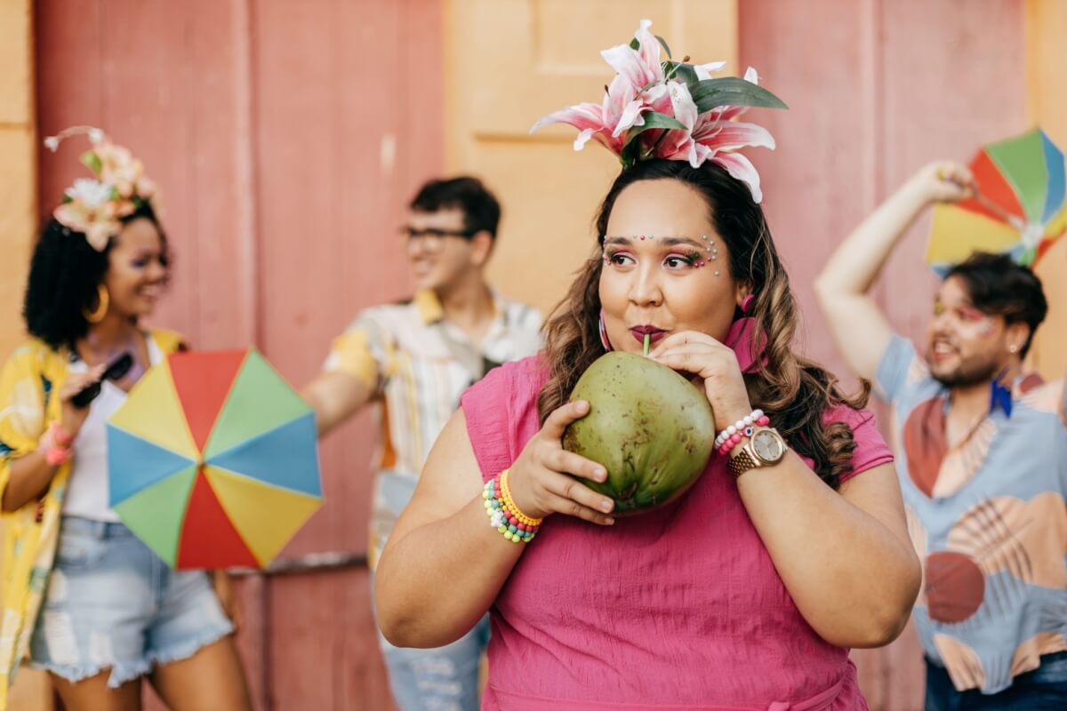 É fundamental cuidar da alimentação durante o Carnaval (Imagem: Kleber Cordeiro | Shutterstock)