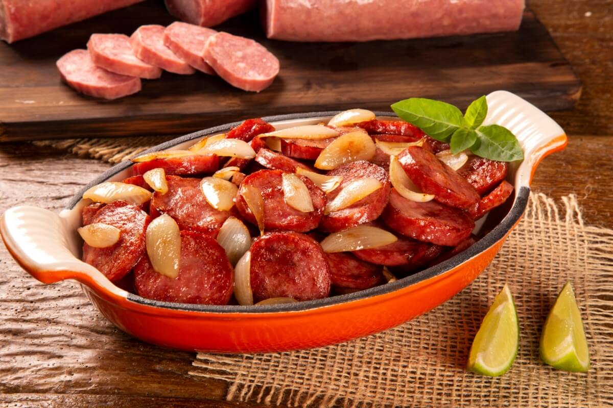 Linguiça calabresa acebolada (Imagem: Paulo Vilela | Shutterstock)