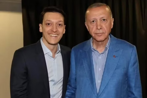 Mesut Özil se tornou membro do conselho do partido de Erdogan, presidente da Turquia