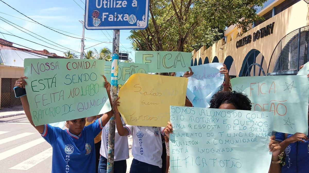 Alunos protestam contra condições de colégio estadual em Salvador