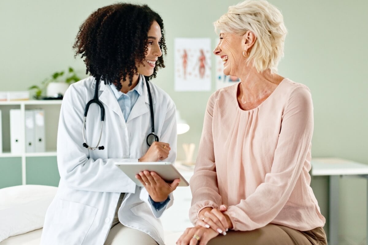 Alguns exames são fundamentais para monitorar a saúde feminina (Imagem: PeopleImages.com - Yuri A | Shutterstock)