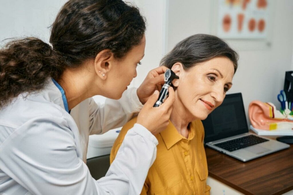 O tratamento da neurite vestibular consiste também no uso de medicamentos (Imagem: Peakstock | Shutterstock)