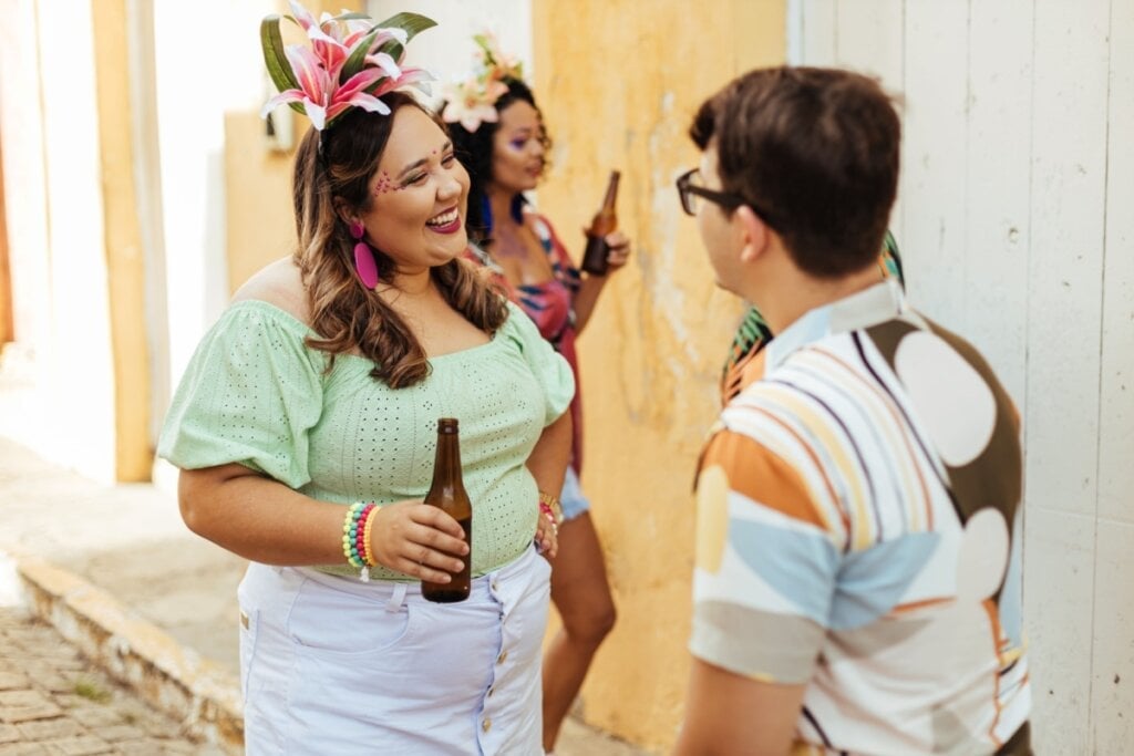 Saber se comunicar em inglês facilita a interação com gringos no Carnaval (Imagem: Kleber Cordeiro | Shutterstock)