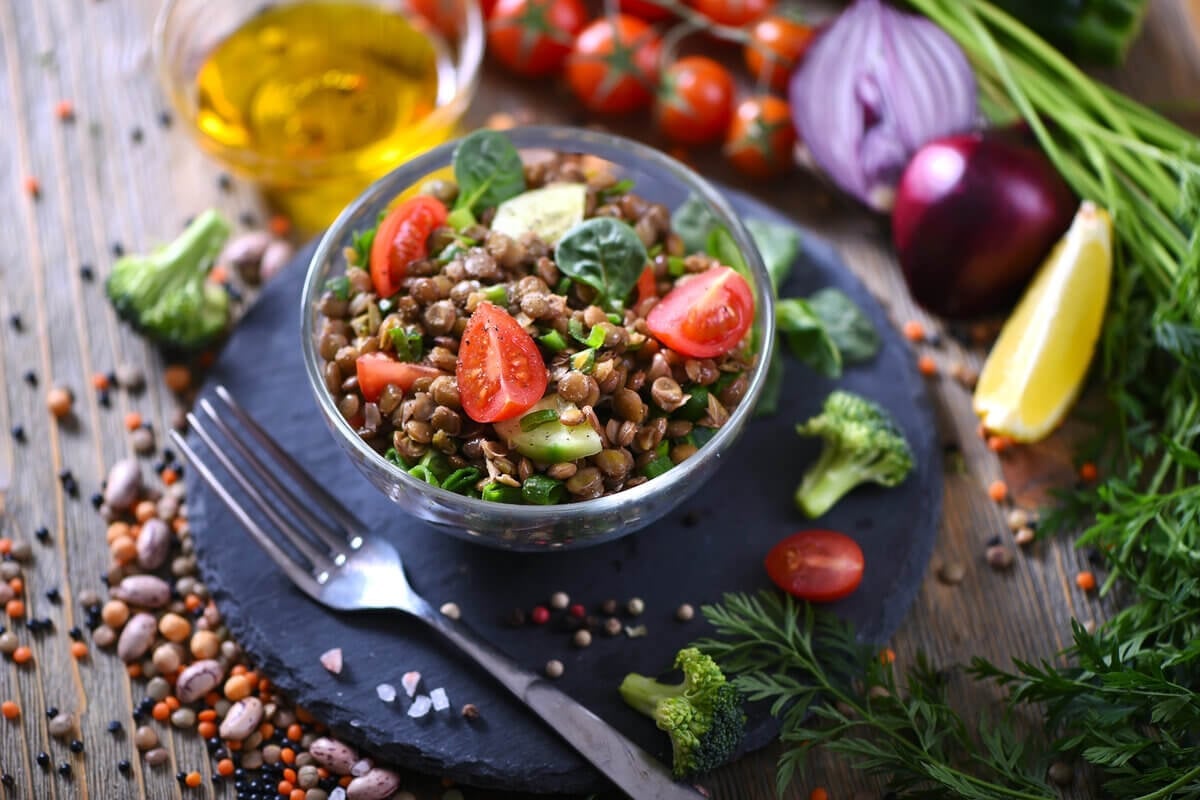 Salada de lentilha (Imagem: Alexandra Anschiz | Shutterstock) 