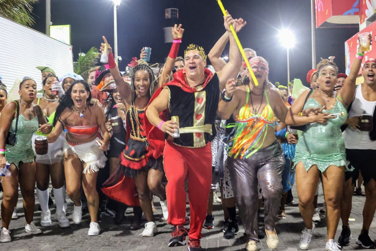 Fantasiados colorem a Barra 