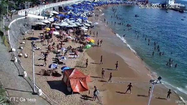 Momento em que as estruturas caem da calçada na areia