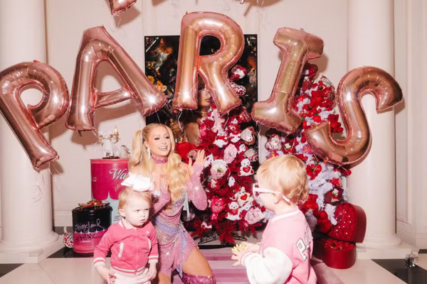 Paris Hilton comemora 44 anos aos lados dos filhos