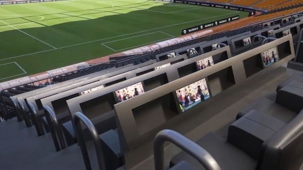 Telas transmitindo o jogo no NOu Mestalla