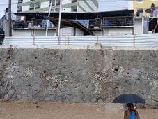 Imagem - Prefeitura isola área onde contenção foi derrubada no Porto da Barra