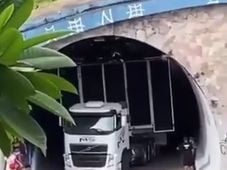 Imagem - Trio 'entala' em túnel e em viaduto e complica o trânsito na Avenida Centenário