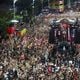 Imagem - Com participação de Anitta, Alice Carvalho e Melly, BaianaSystem arrasta multidão no Campo Grande